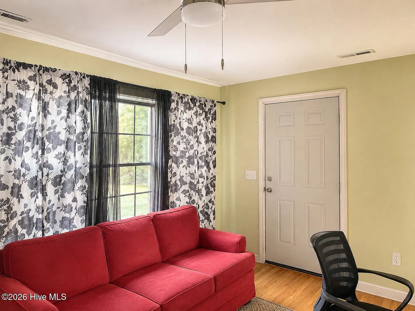 3 bed, 1.0 bath, 690 sqft, $1,300 — Photo 2