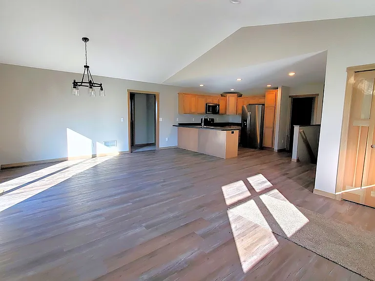 685 Heritage Ln — Photo 4