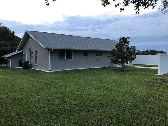Huge Backyard w/ fence