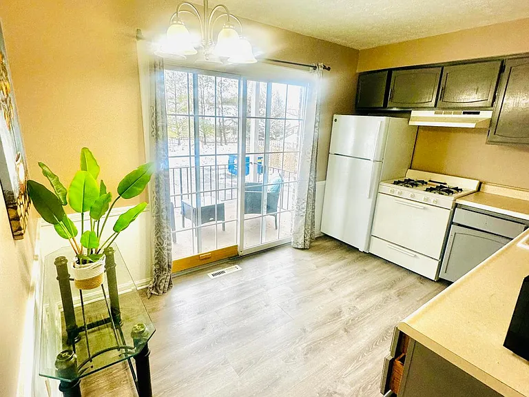 75 Mayflower Dr #4 — Photo 3