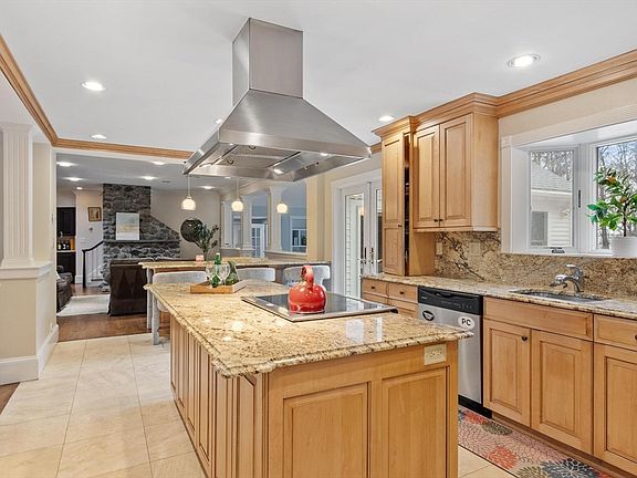 3rd image of 10 Peartree Dr