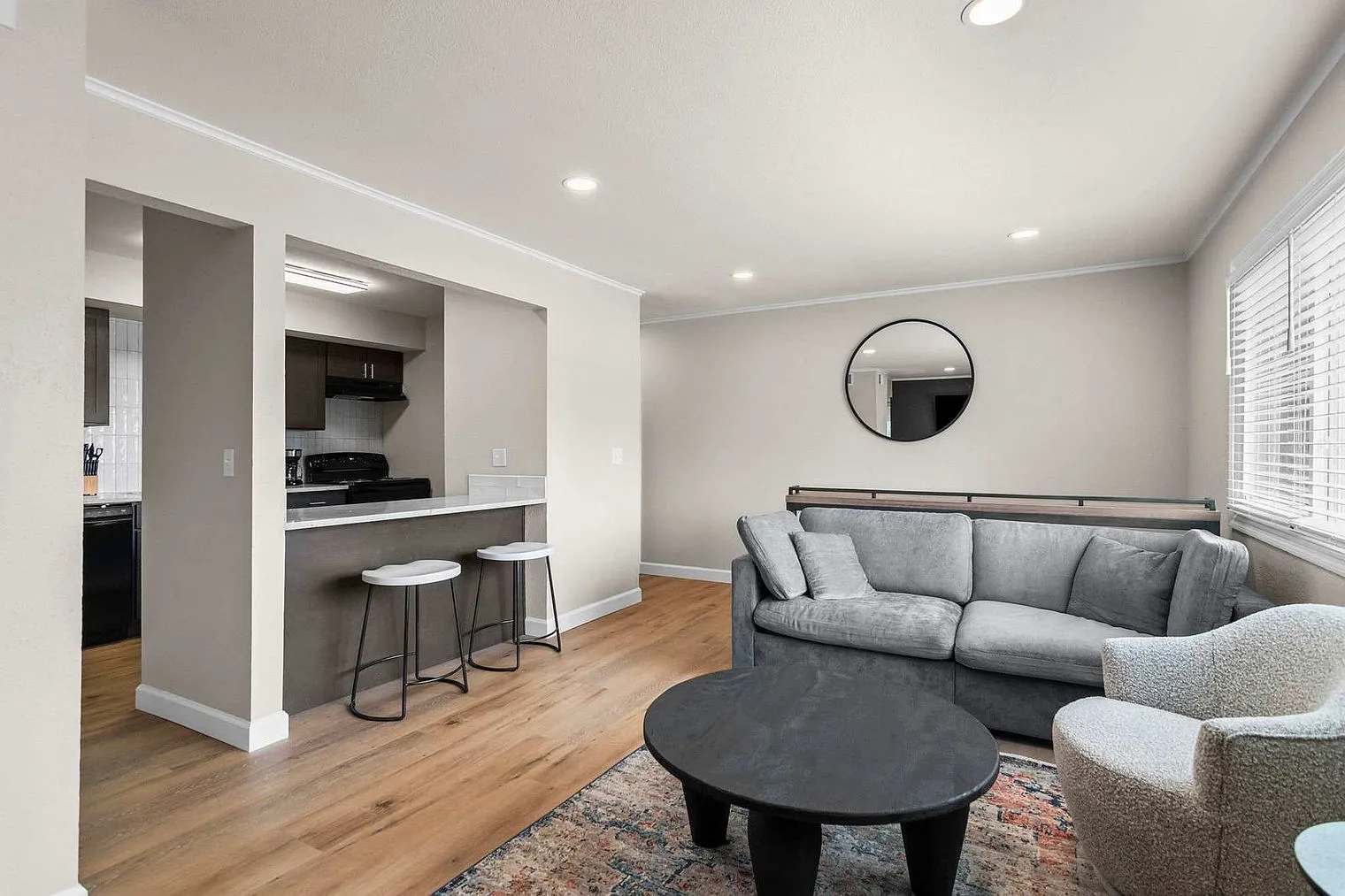 2 bed, 1.0 bath, 990 sqft, $4,379 — Photo 3