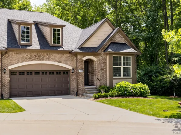 1079 Hampshire Ct, Rochester, MI 48307