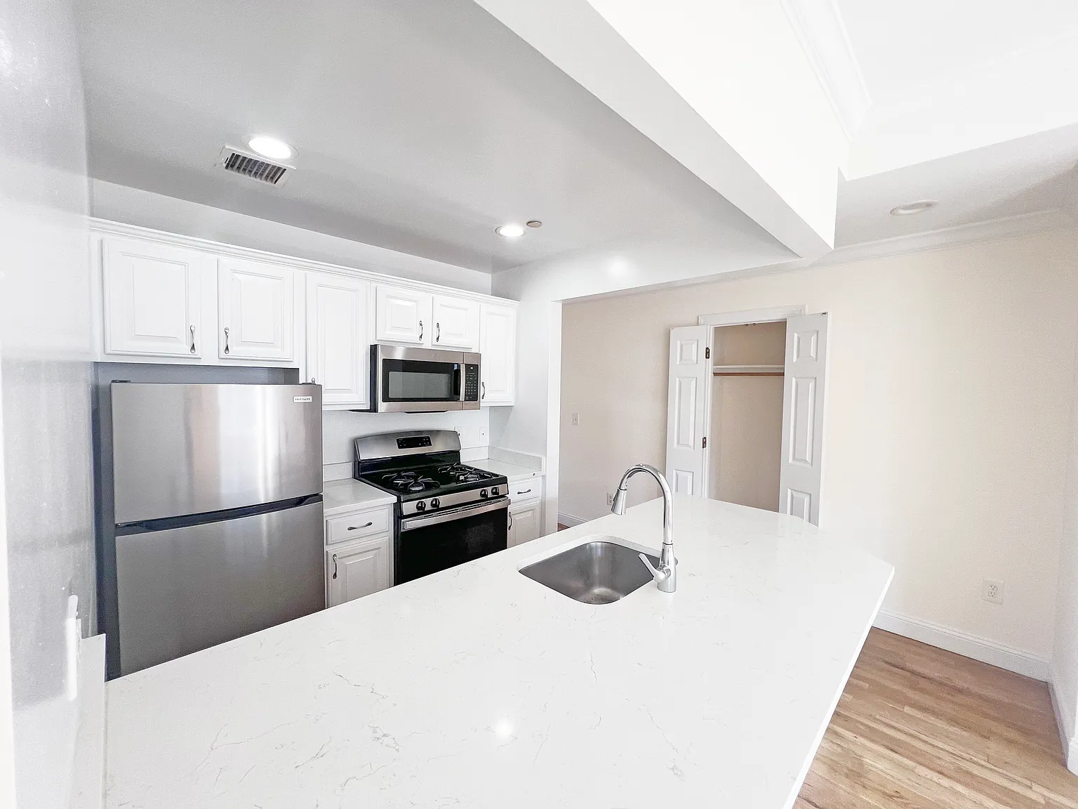 2 bed, 800 sqft, $2,800 — Photo 2