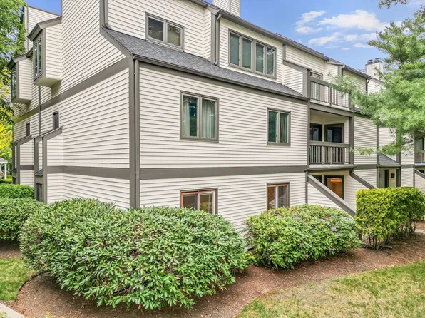 1100 Salem St APT 25, Lynnfield, MA 01940