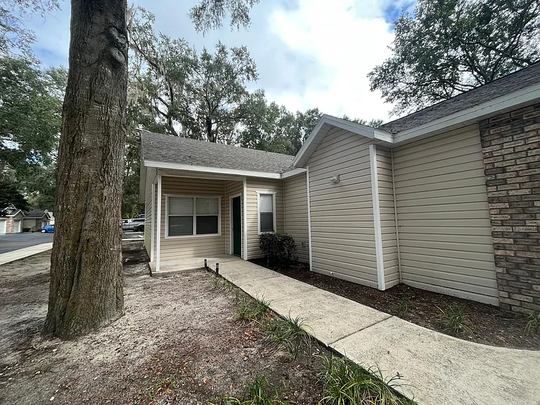 4700 SW Archer Rd #Q-111 — Photo 1