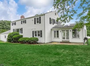 2 Arapaho Ct, Oakland, NJ 07436