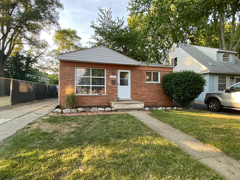1377 Chapin Ave — Photo 1