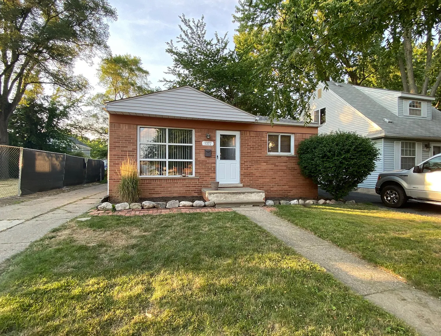1377 Chapin Ave photo 1