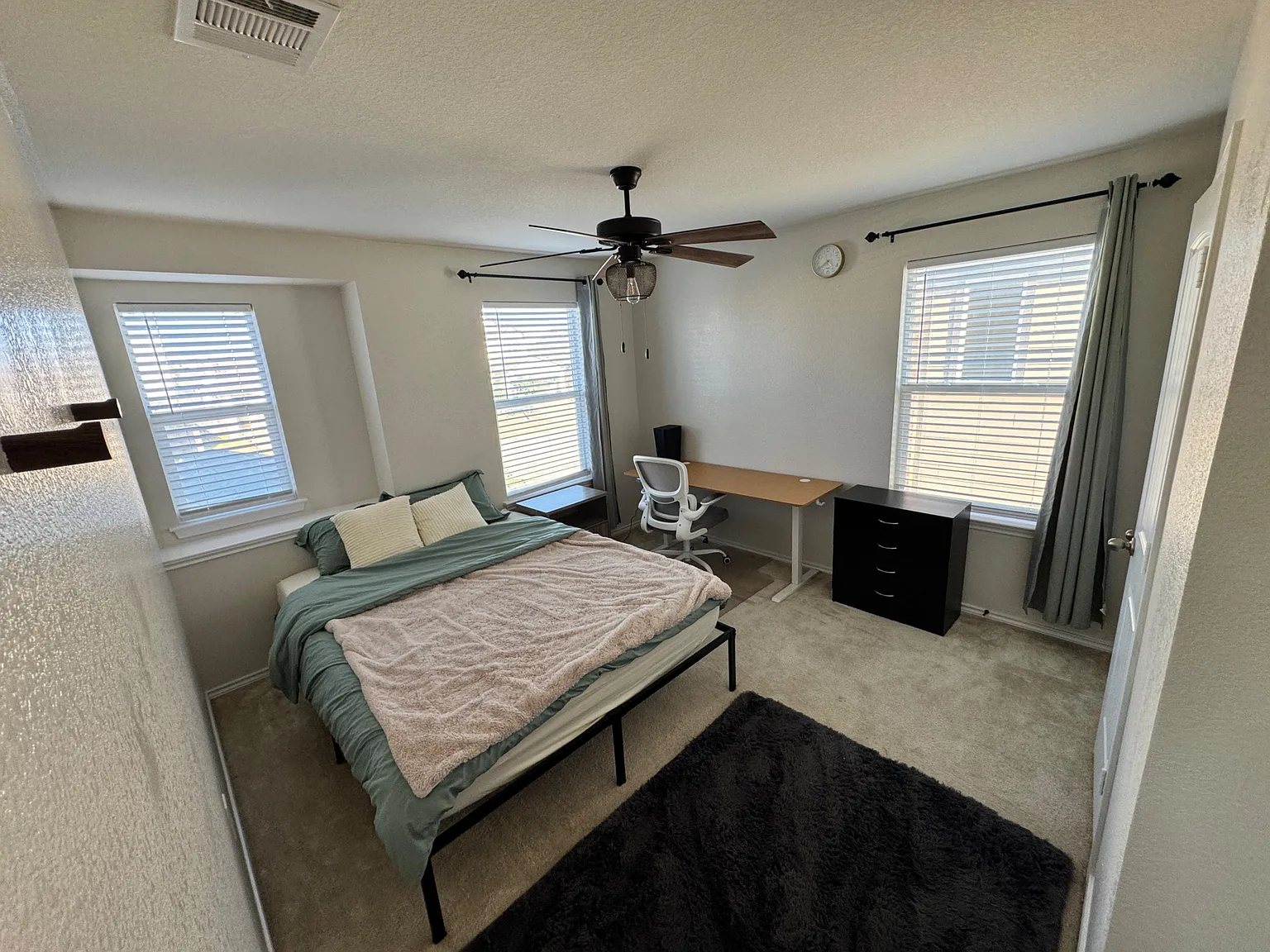 3 bed, 1.5 bath, 2850 sqft, $910 — Photo 1
