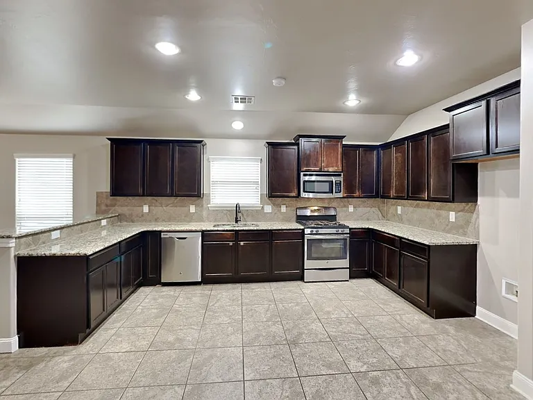 11305 NW 94th St — Photo 8