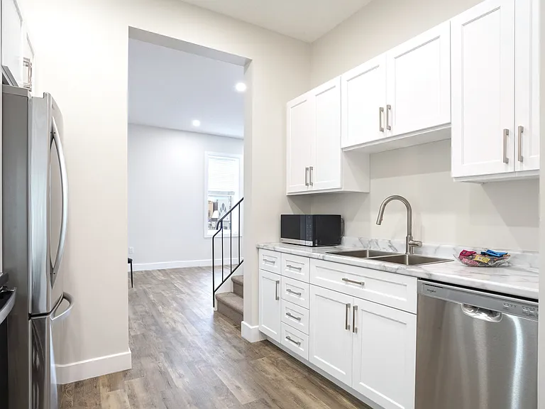 537 Talbot St — Photo 13