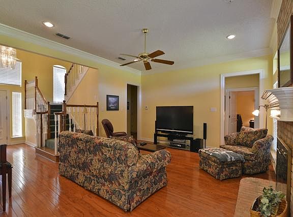 4th image of 826 Muirfield Dr