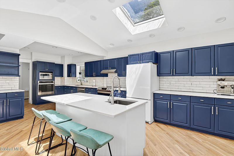 5th image of 850 Mercer Street