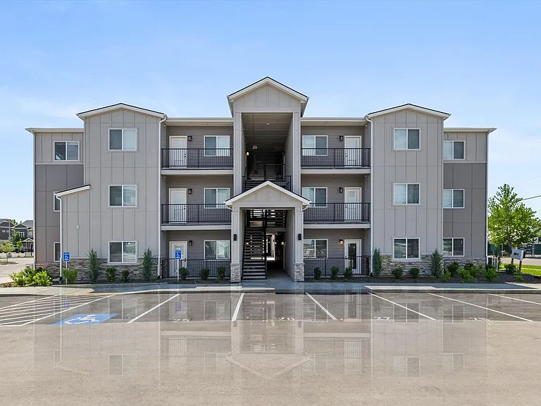 Shamrock Apartments — Photo 10