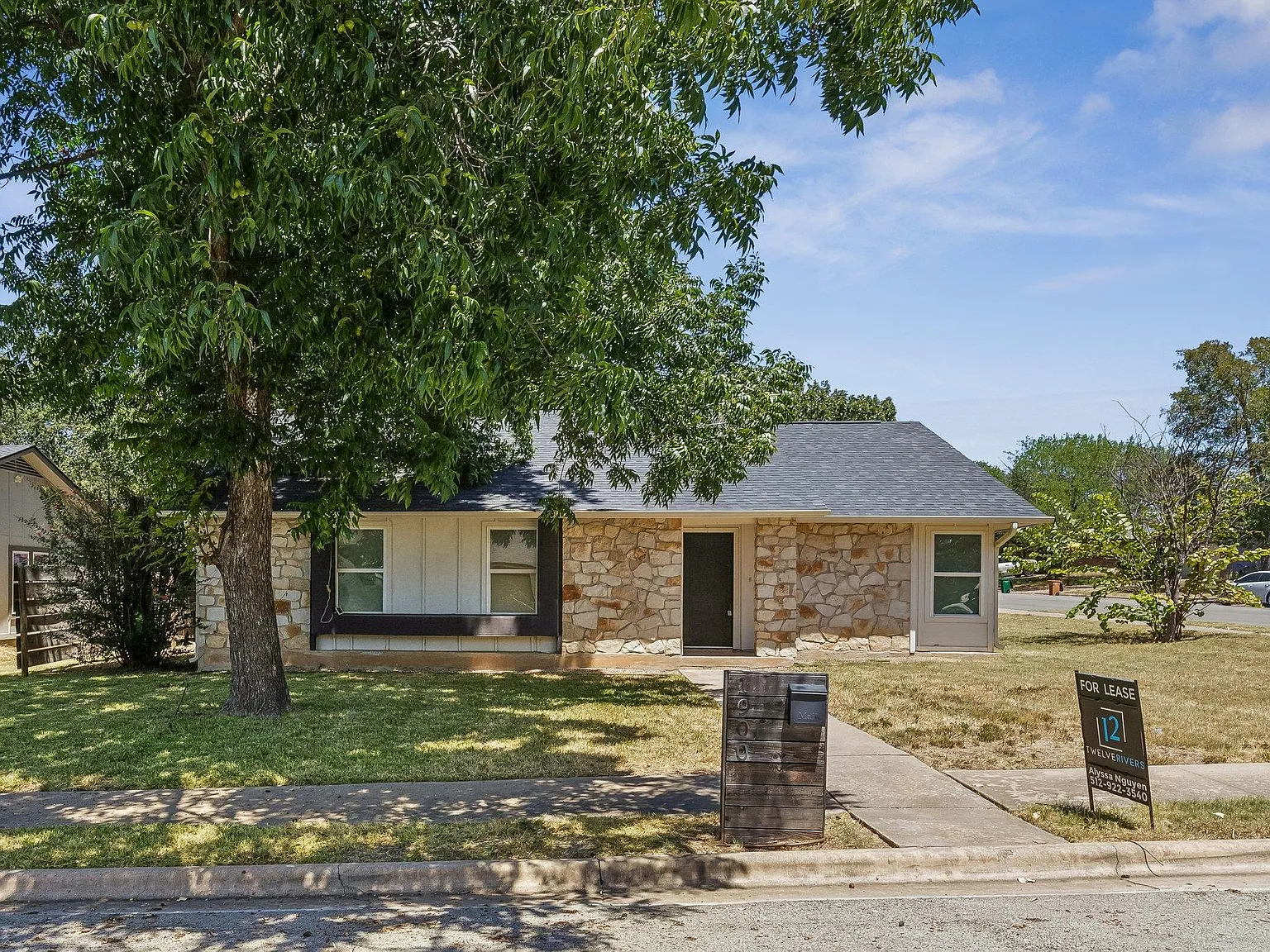 3 bed, 2.0 bath, 1769 sqft, $2,500 — Photo 2