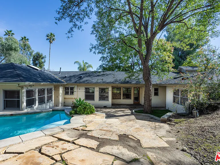 19439 Oxnard St — Photo 16