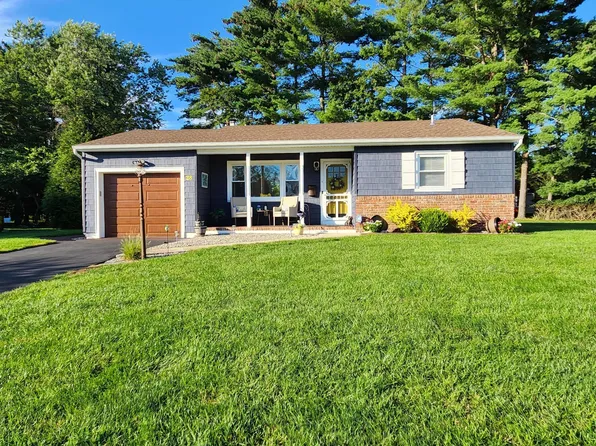 28 Stanford Court E, Toms River, NJ 08757