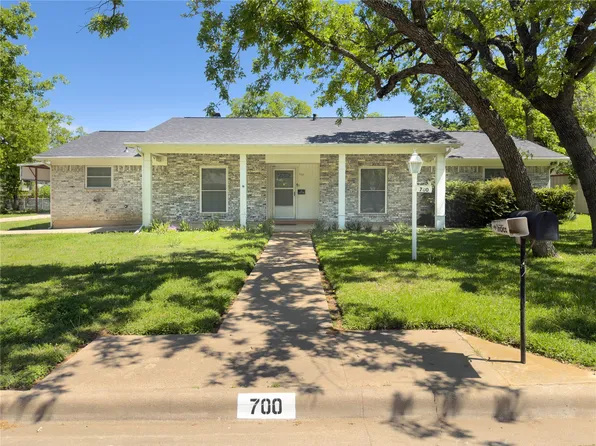 700 Austin Dr, Mineral Wells, TX 76067
