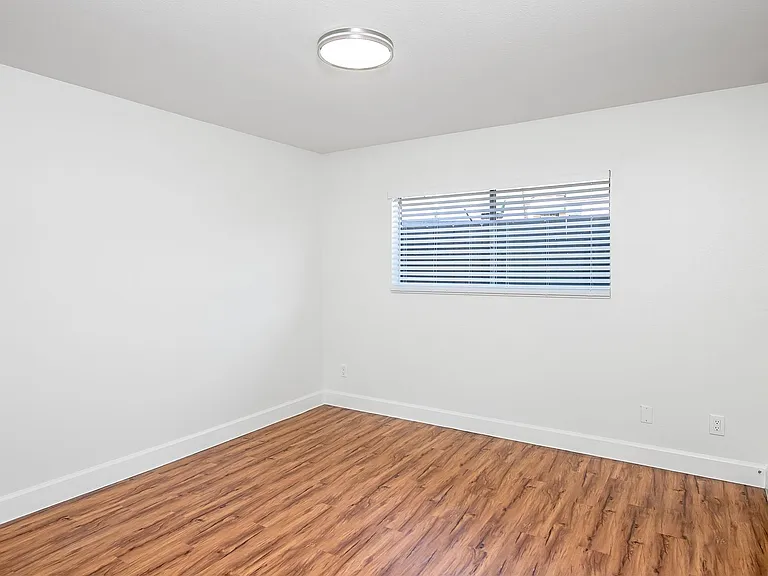 616 W Wilson Ave — Photo 15