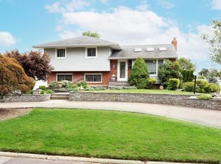 3 Roxbury Dr, Commack, NY 11725
