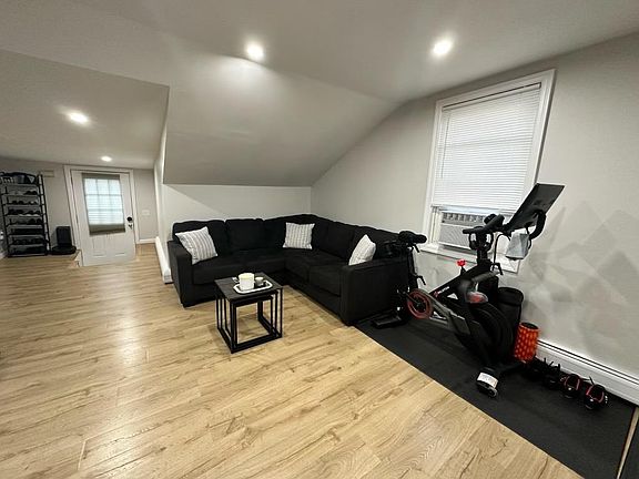 3rd image of 831 Roosevelt Ave Floor 2
