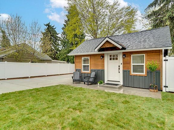 Centrally located minutes from Health Corridor, Downtown and Lake Coeur d'Alene in a residential neighborhood. Reserved parking on shared driveway.