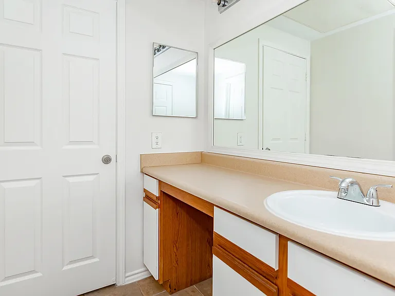 San Pedro Apartments — Photo 42