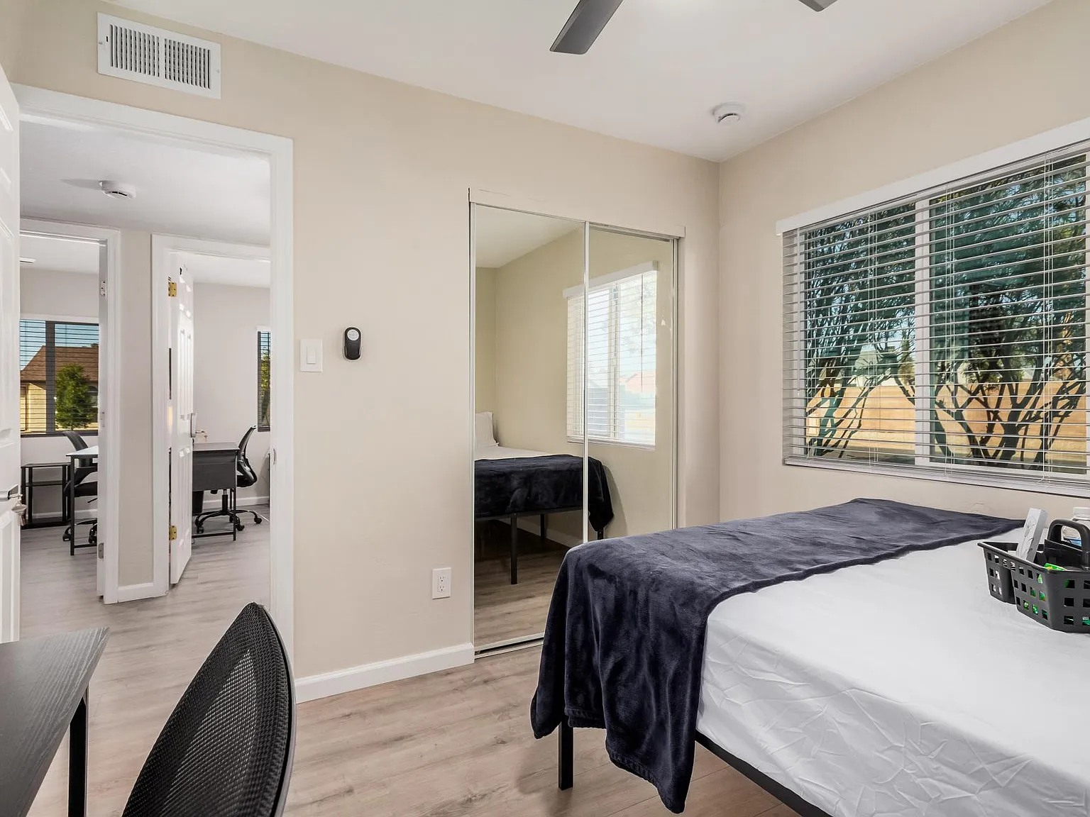 4 bed, 4.0 bath, 1900 sqft, $940 — Photo 2