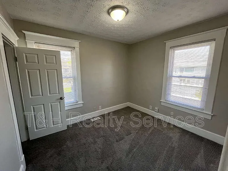 512 E 33rd St — Photo 16