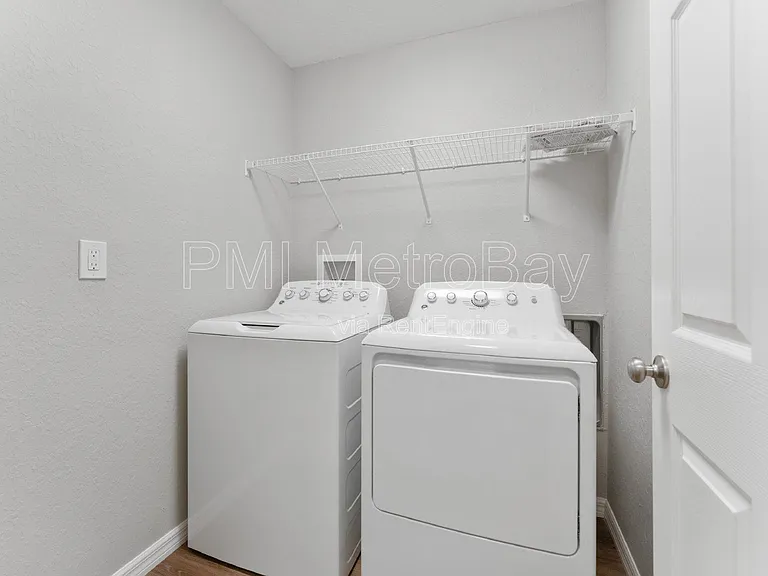 9461 N Sandree Dr — Photo 37