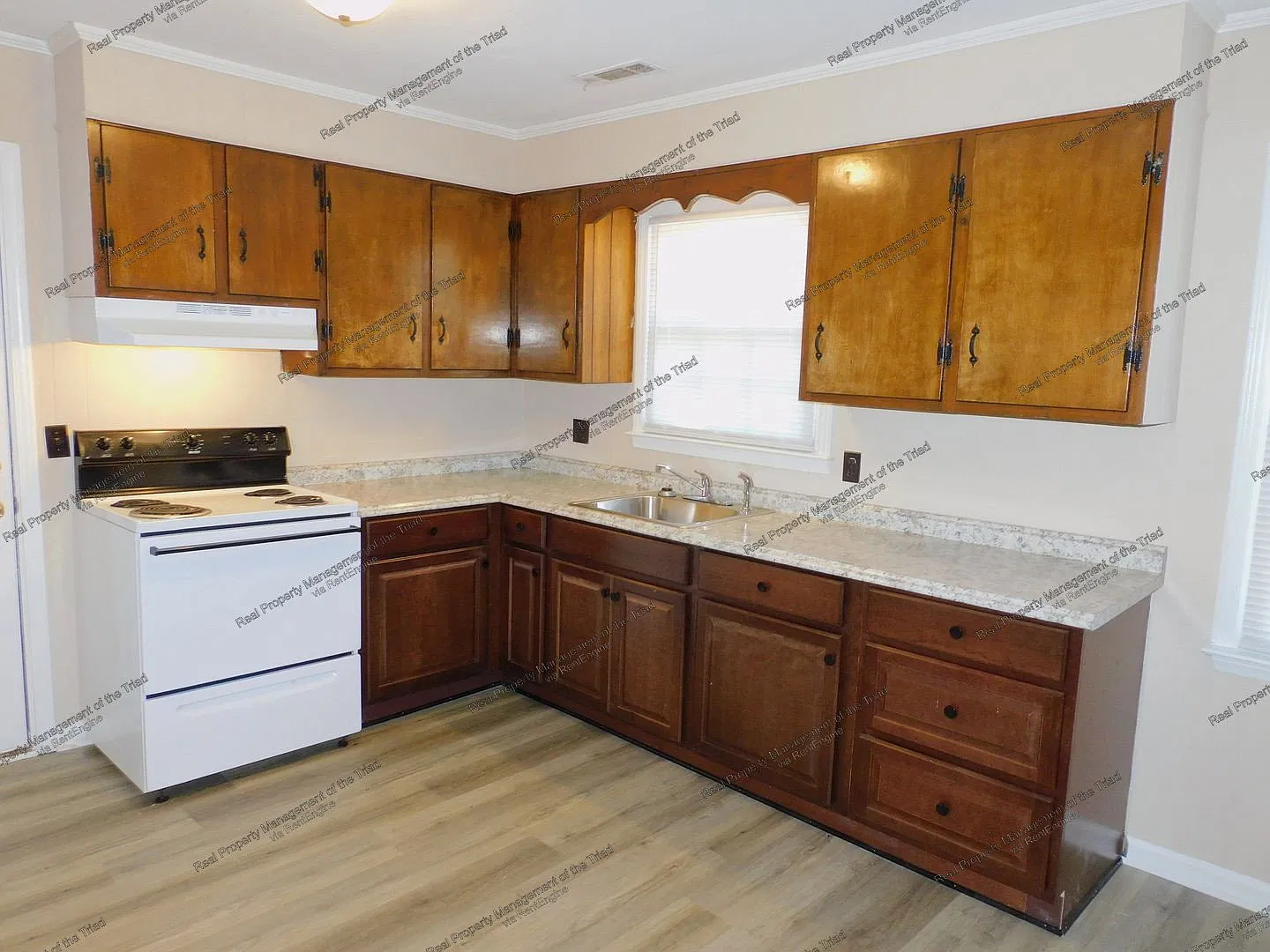 3 bed, 1.0 bath, 975 sqft, $1,100 — Photo 3