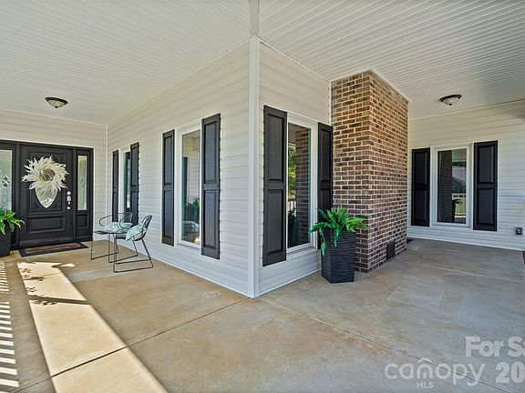 3rd image of 2129 Squire Rd