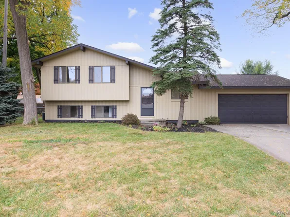 9252 Cedar Island Rd, White Lake, MI 48386