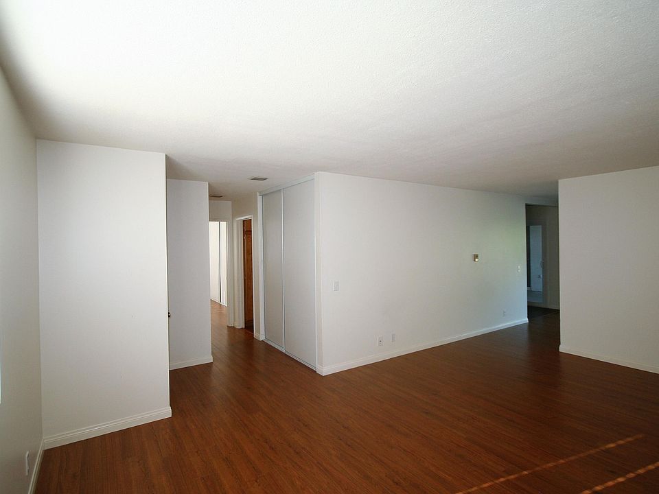 2nd image of 70 N Calle Vis