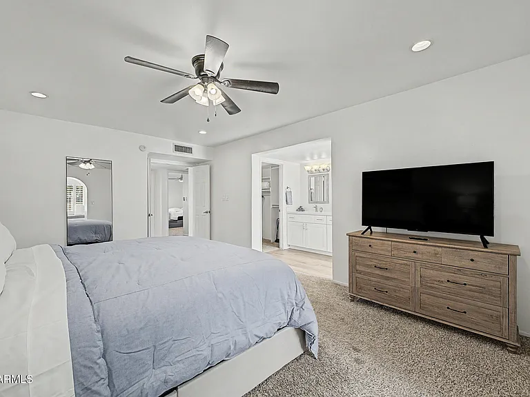 2445 S Catarina — Photo 16