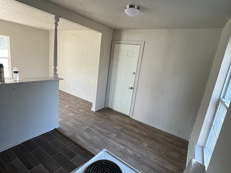 9817 NE 10th St — Photo 3
