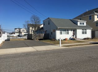 902 S 7th St, Lindenhurst, NY 11757