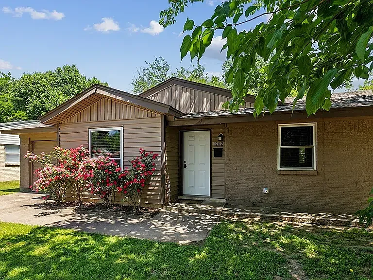 1202 Johns Dr — Photo 14