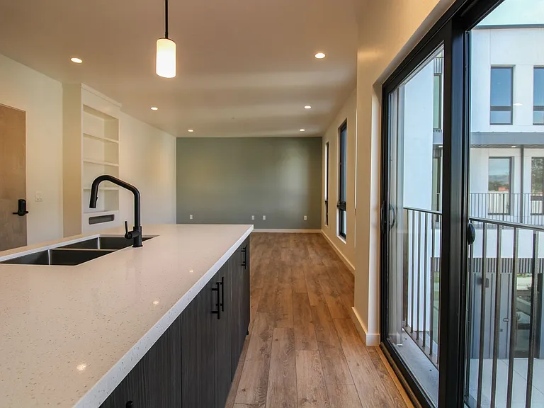 Newly Built Luxury Apartments in San Luis Obispo "Little Italy" — Photo 40