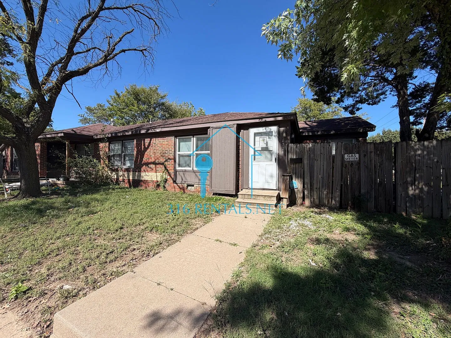 $925 - 2 bedroom / 2 bathroom - Spacious Duplex — Photo 2