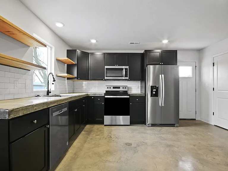 208 3rd Ave — Photo 14