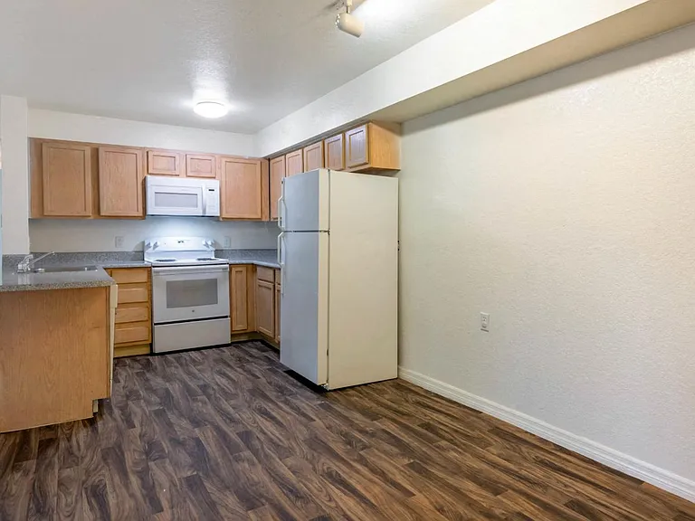 Tuscan Isle Apartments — Photo 18