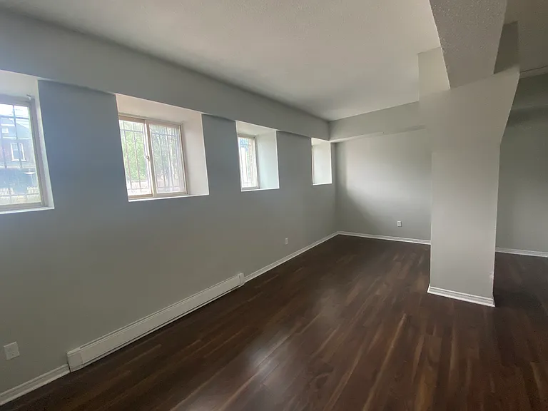 430 Adelaide St N — Photo 15