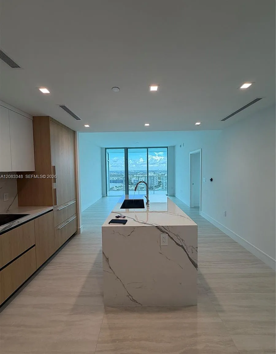 One Park Tower — Photo 1
