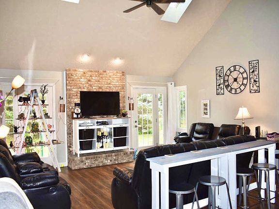 2nd image of 31 Glade Ct
