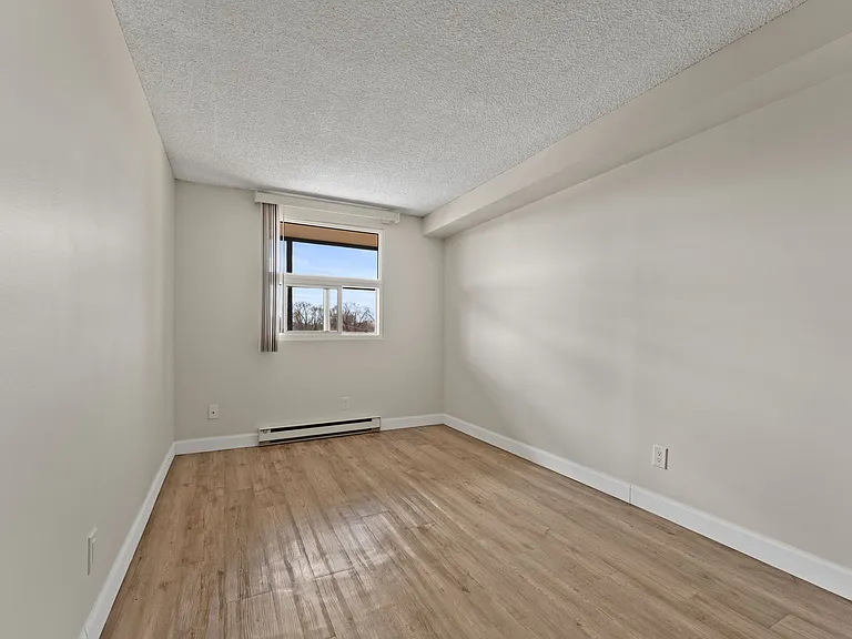 6600 Wyandotte St E — Photo 10