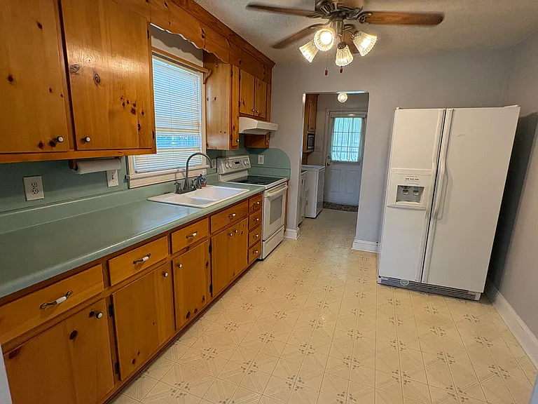 208 Hargrave Ave — Photo 7