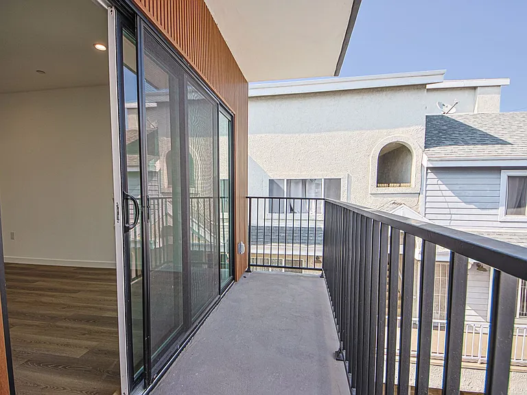 5233 Satsuma Ave — Photo 11