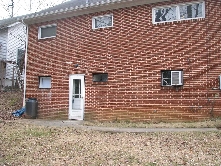 901 Park St — Photo 2